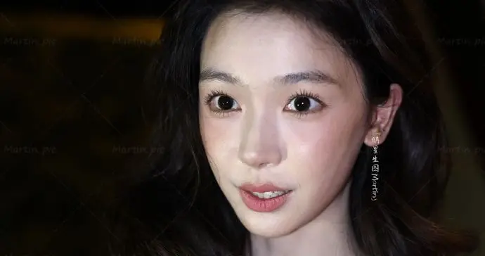 易梦玲今日份下班生图，完全无瑕的脸蛋真耐看