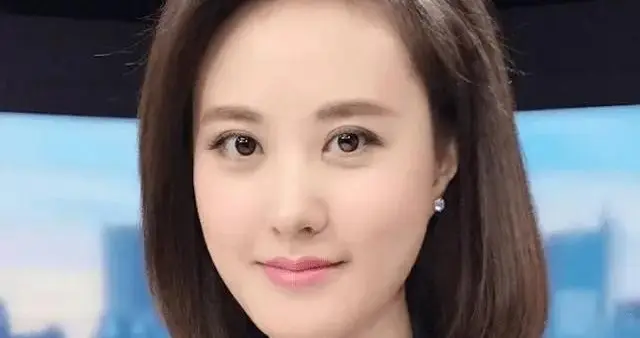 她曾是重庆最美的高考状元，如今当上央视主持人，44岁依然单身