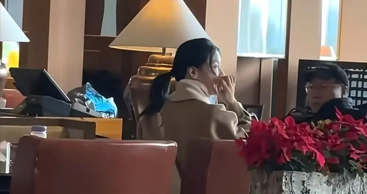 李英爱和企业家老公青岛被偶遇，54岁还是很漂亮，打扮简单又好看