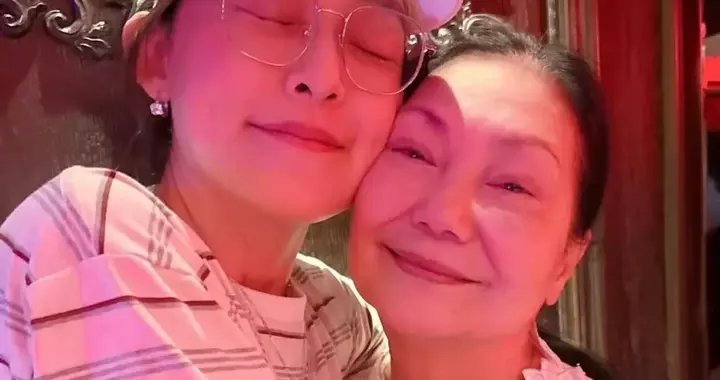 大小S妈妈黄春梅现身！笑容满面状态好，和范玮琪一起过中秋节