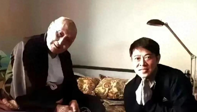 61岁李连杰和63岁利智近照，老态尽显，和普通老年人差不多