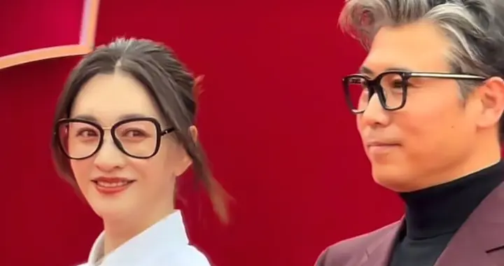 49岁李小冉红毯穿搭：白衬衫+西装裤+高跟鞋，又飒又美，体态真好