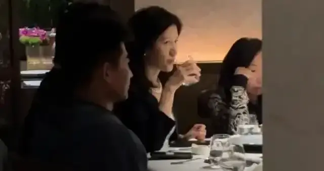 陆毅一家家庭聚会，鲍蕾挨着婆婆坐气场很强，陆妈妈看着好年轻