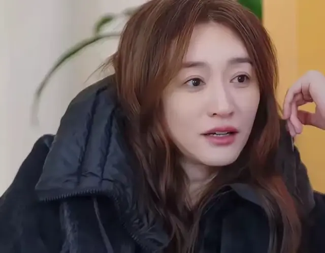 李小冉脸色垮掉，刘晓庆一语点破，向太遭“顺手打击”