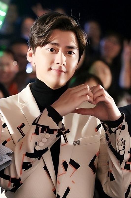 李易峰嫖娼消失八个月后，刘璇老公首次透露他的近况，评论区吵翻