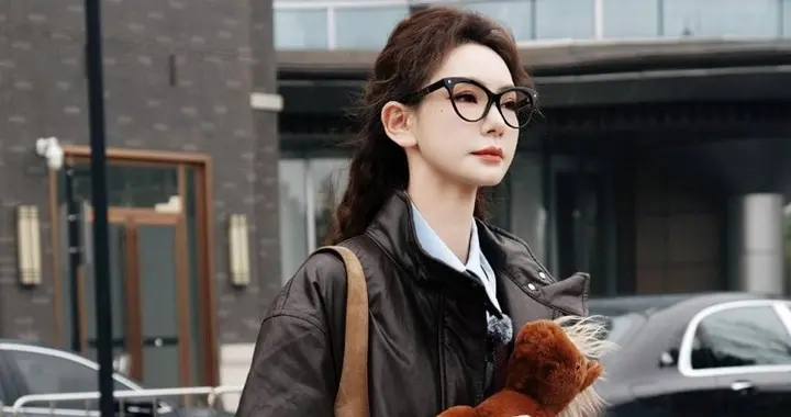 戚薇又现“腿精式”穿搭，皮衣+短裙+打底裤好减龄，羊毛卷太洋气