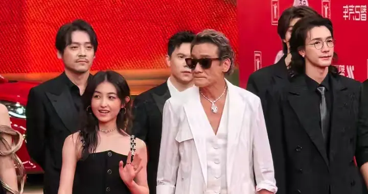 这一夜北京妖艳四射的辛芷蕾和娜扎，却败给了全裹出镜的章子怡