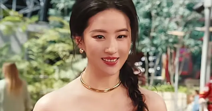 38岁刘亦菲最新穿搭：一字肩上衣+牛仔裤，尽显直角肩，嫩得像28