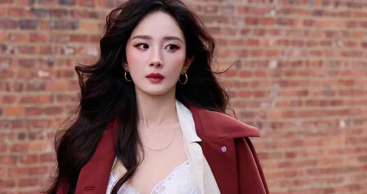 杨幂维多利亚的秘密大秀街拍，红棕风衣配蕾丝套装，迷人魅力