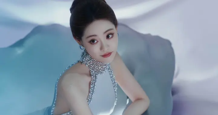 祝绪丹珍珠挂颈浅蓝连衣裙，气质太好了