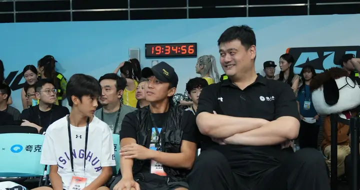 妈呀！孙俪的儿子这么大了？好像谢霆锋啊！