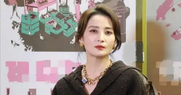 49岁蒋勤勤科技美后大回春！穿黑色针织衫+红格纹裤，高级又洋气