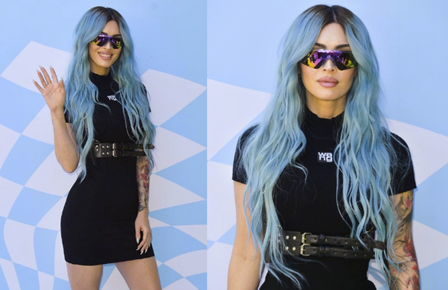 梅根福克斯亮相科切拉，蓝色长发好飒！极致臀腰比，五官太僵硬