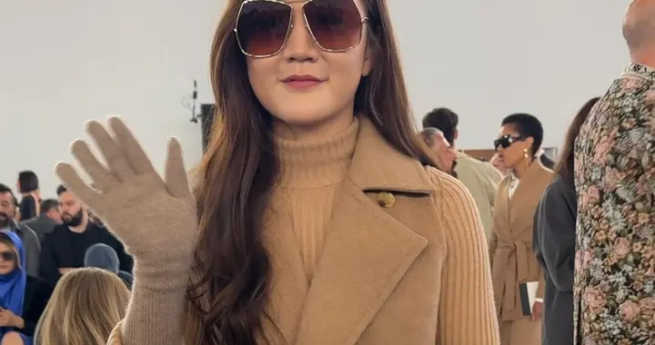 陈梦闪耀米兰秀场，穿束腰大衣搭配浪漫波浪卷，一颦一笑气场全开