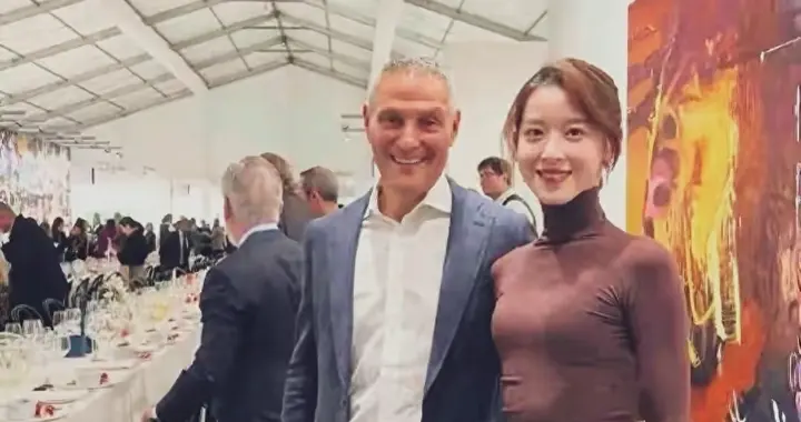 章泽天英国富商饭局形象坍塌，穿着潦草肋骨外翻引热议！