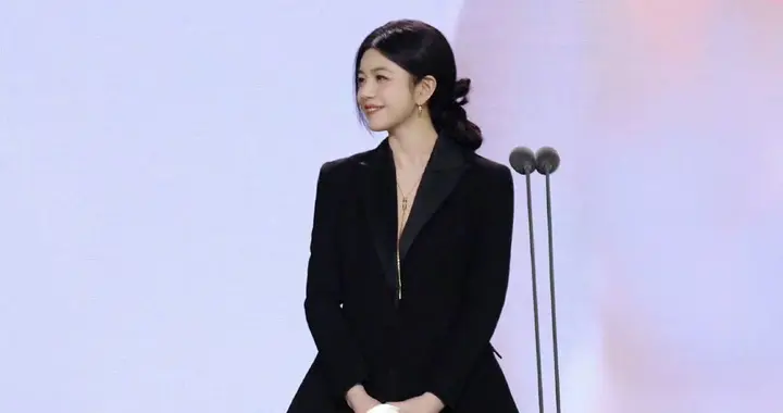 陈烟希姐穿黑色就很优雅 ???