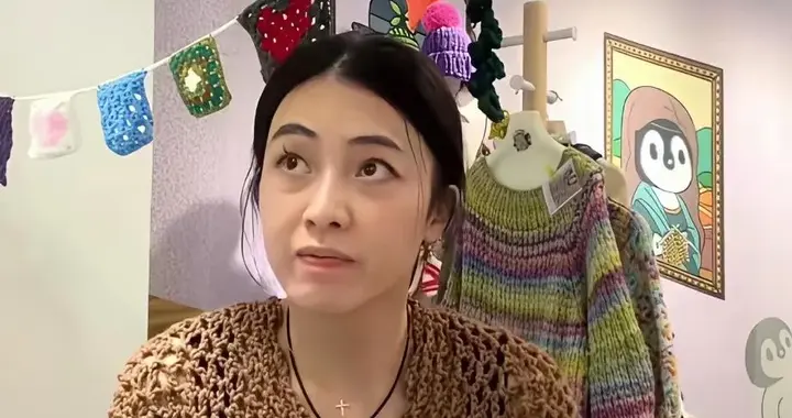 豪门阔太甘比“超接地气”，穿棕色开衫坐在小店里织毛衣，真松弛