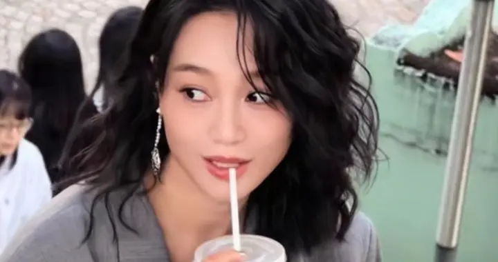 44岁朱丹街头穿搭：齐肩发+西装+黑裙，侧脸绝了，美出了新高度