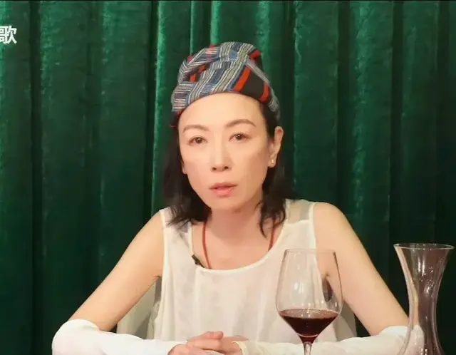 黄百鸣请袁洁莹上自媒体节目，他们聊了开心鬼，55岁女神瘦脱相了