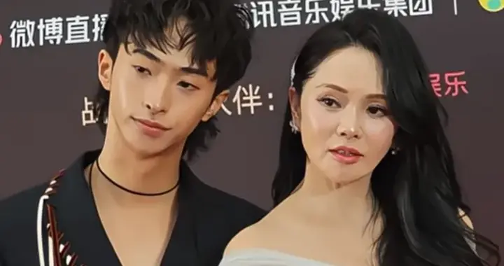 伊能静和儿子哈利牵手走红毯！57岁伊能静美丽如公主，母子像姐弟