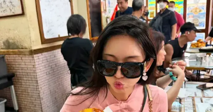 林志玲晒照在香港逛吃逛吃，她好少女啊，一点都看不出来已经51岁