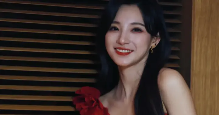 一袭红裙的马凡舒