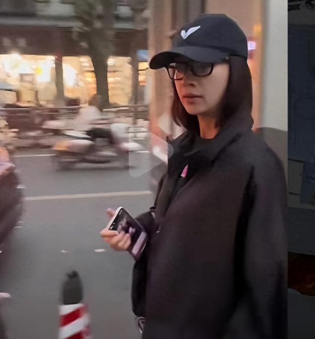 结婚后消费降级？吴谨言在路边小店买2件衣服303元！还要讲价还价