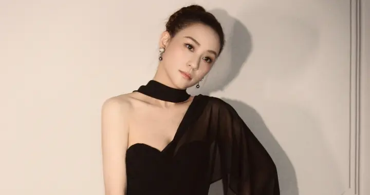 大小姐何超莲黑色抹胸裙写真，气质冷艳绝美