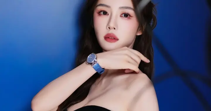 蔡文静 黑裙裹身，一眼勾魂。不动声色，便摄人心魄。 ???