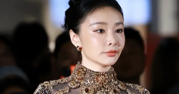 上海红毯，李沁好肿，朱珠太惊艳，张予曦皮包骨，高叶穿了像没穿