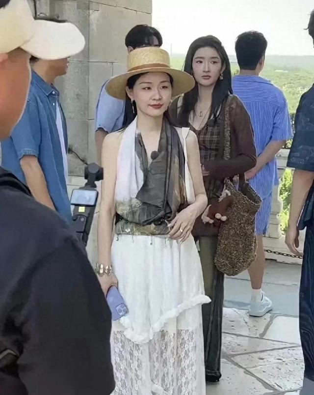 金靖，不要怀疑任何一张能进娱乐圈的脸，现实中好瘦好美好白