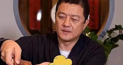 直到看清李亚鹏如今的处境，才明白“消失”的王菲有多精明