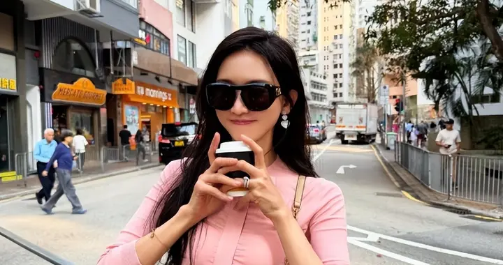52岁林志玲现身香港游玩，身材又高又瘦，状态真好！看起来好年轻