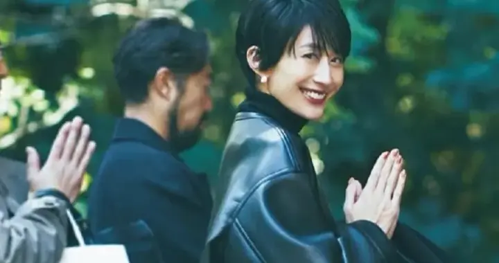 被高圆圆唐嫣的“皮衣+半身裙”惊艳！秋冬不穿大衣羽绒服也很美