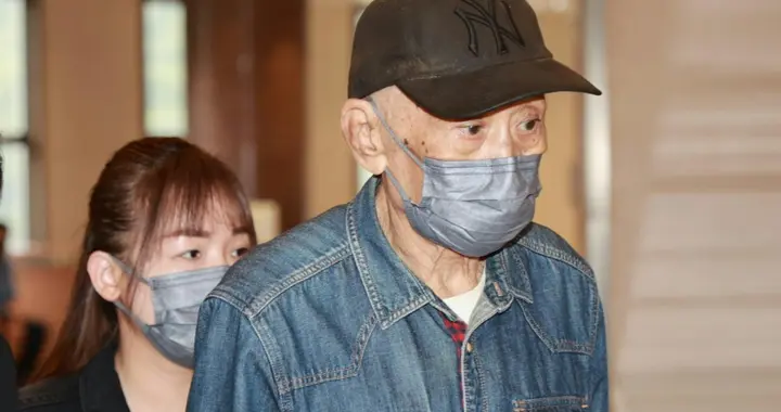 81岁李家鼎为前妻守灵到天黑，心力憔悴吃泡面充饥，手发抖瘦脱相