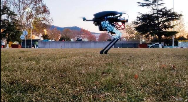 山东大学研究团队提出带四旋翼辅助行走功能的双足机器人KOU-III