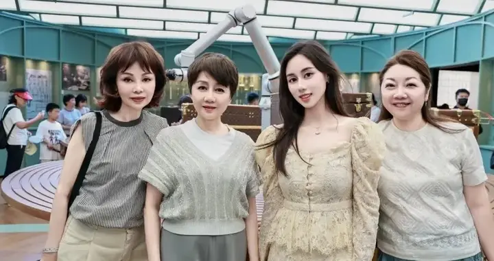 何超欣陪三太登船打碟，路边摄影师随手把她拍成了张钧甯！