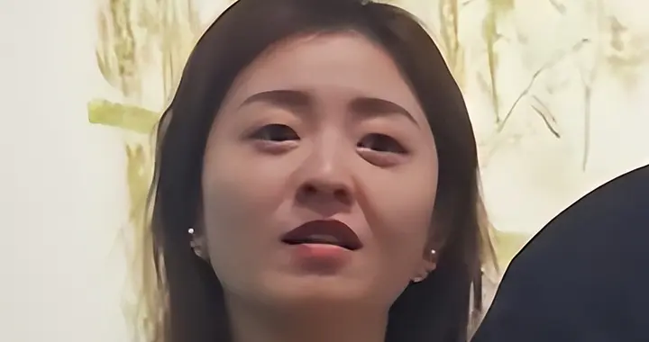 徐淑敏夫妻逛艺术展被拍！身形丰腴笑容依旧甜美，带俩保镖排面大