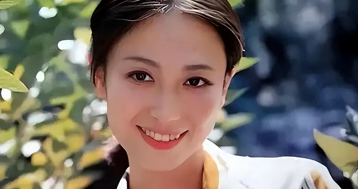 一婚丈夫嫌她太有名，二婚嫁豪门至今无子，今61岁被宠成公主