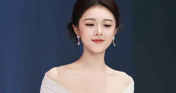 赵今麦一字肩黑白纱裙太美了