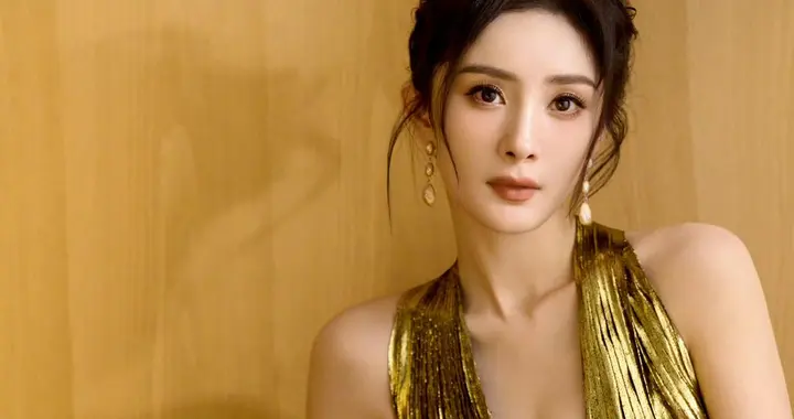 杨幂这深V剪裁简直是为她量身定做