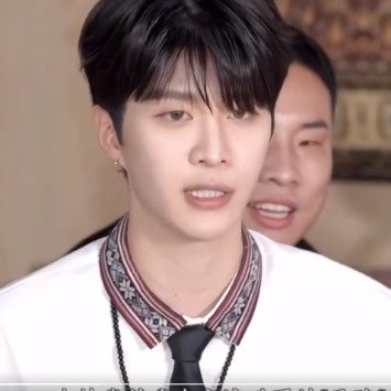 当范丞丞在《奔跑吧·天路篇》录制中宣布因工作安排需提前离场时，白鹿当场...