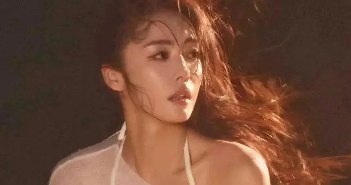 蔡文静海边随拍