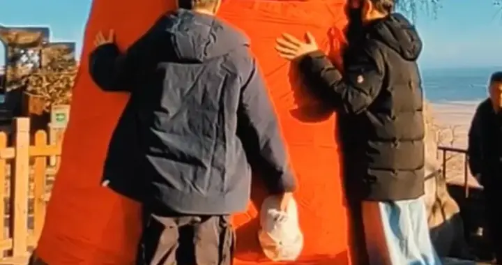 辛柏青再次去大孤山祈福，身形消瘦显无力感，好友李乃文陪伴同行