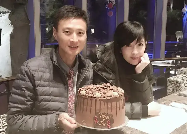 周慧敏与老公倪震合照流出！粉碎离婚传言，夫妻依偎灿笑感情好