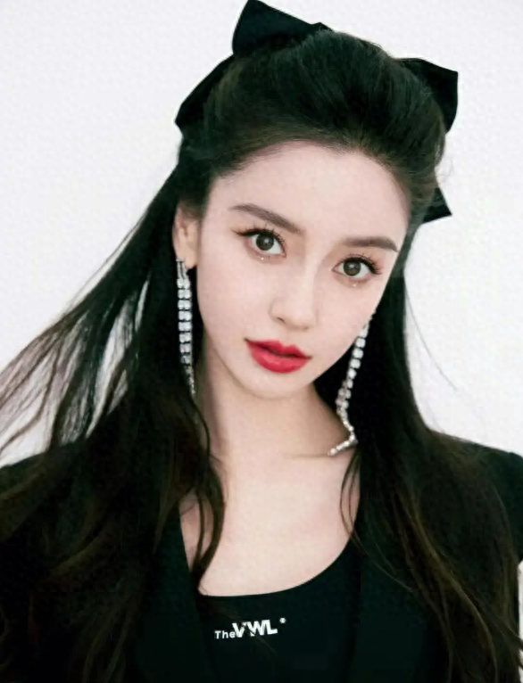 事实表明，疯马秀的“遮羞布”，被在新加坡复出的杨颖，彻底揭开