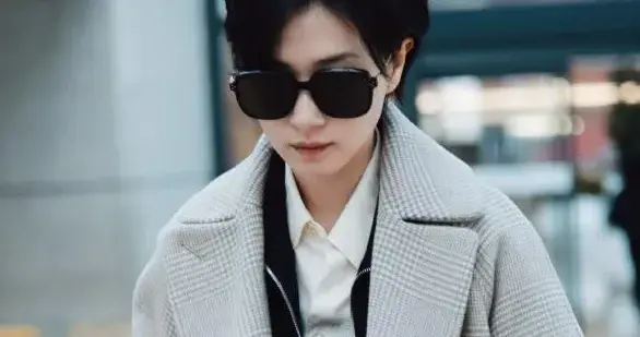 万茜真是穿搭高手！穿格纹大衣+拉链卫衣+阔腿裤，时髦又高级！