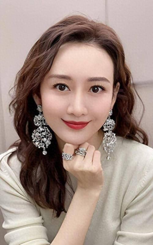 为啥男星喜欢找王鸥玩？看完了私下照片，网友：难怪这么招男人爱