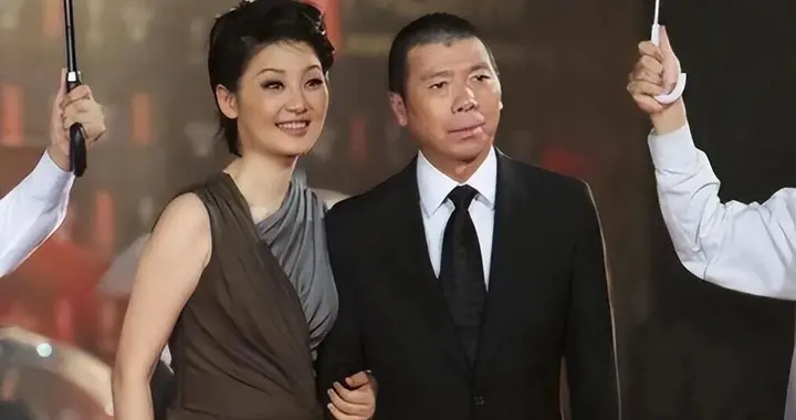 冯小刚养女越长越像他，徐帆拼命维持的体面，快撑不住了