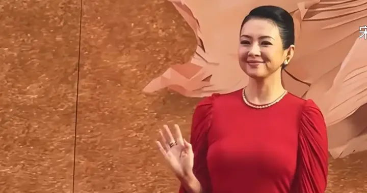 章子怡一袭红裙亮相红毯，脸颊发鼓脖子胖出褶子，看来真是增肥了
